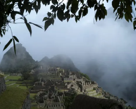Rocks placed on Train Tracks Leave Nearly 1,000 Visitors near the Inca Citadel
